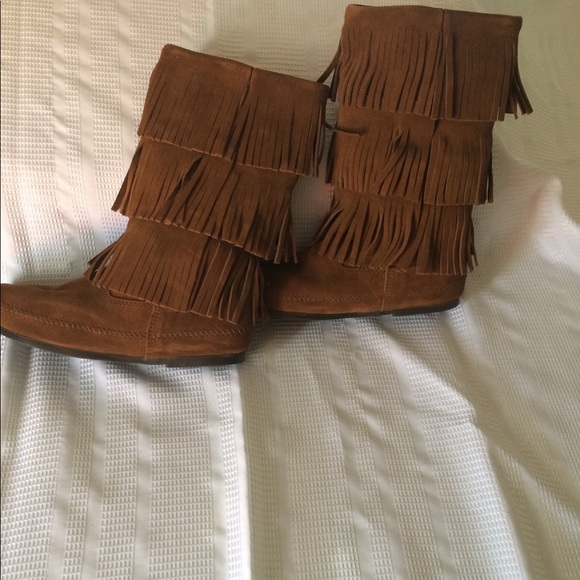 Minnetonka 3 layer fringe boots brand new! - Picture 6 of 8